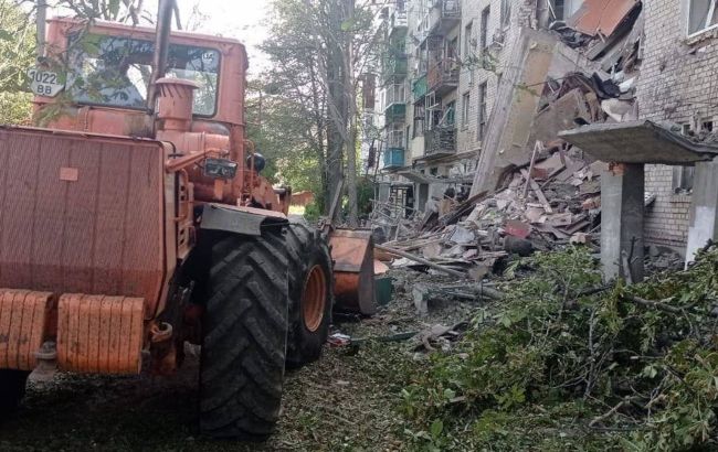 Під завалами може бути людина. У Бахмуті розбирають зруйновану окупантами багатоповерхівку