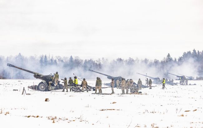 Украинские военные проходят артиллерийскую подготовку в Эстонии (фото)