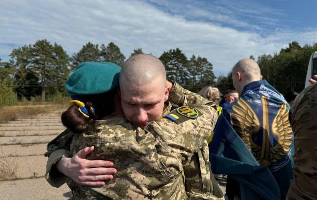 Оборонці "Азовсталі" і не тільки. Україна повернула з полону ще 49 військових