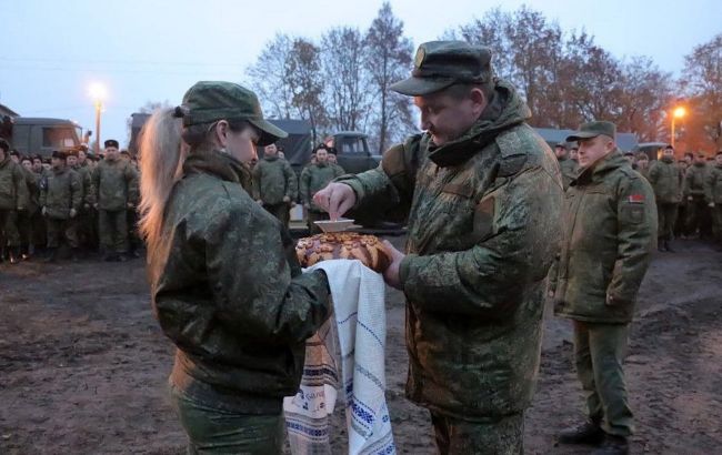 Встречают с хлебом и солью. В Беларуси показали прибытие в страну российских военных