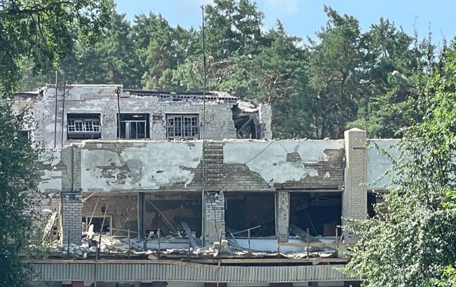Обстрел дома культуры в Черниговской области: из-под завалов достали тело женщины