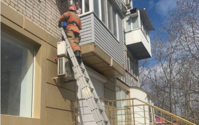 Пришлось вызывать спасателей. Под Одессой ребенок "застрял" на кондиционере (фото)