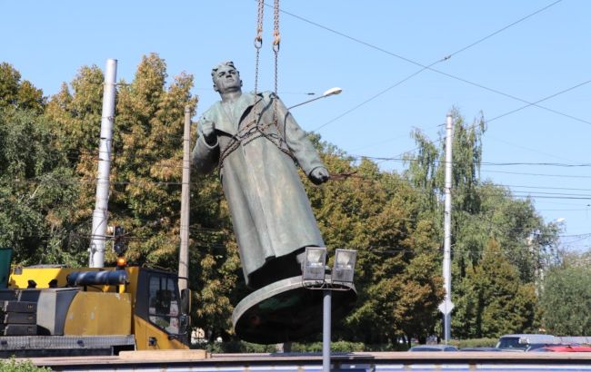 В Полтаве демонтировали памятник советскому генералу Зыгину