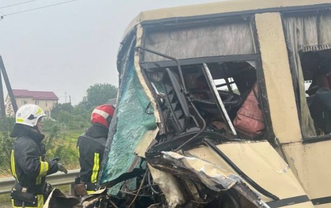 Под Львовом автобус столкнулся с автопоездом: четверо погибших, много пострадавших