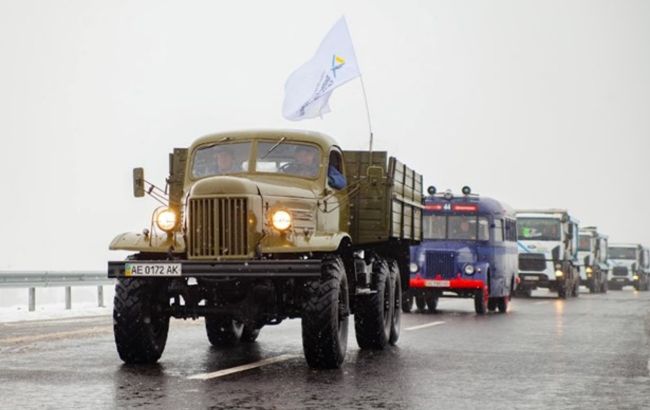 У Дніпрі відкрили Південну об’їзну парадом з 500 тонн раритетних автівок