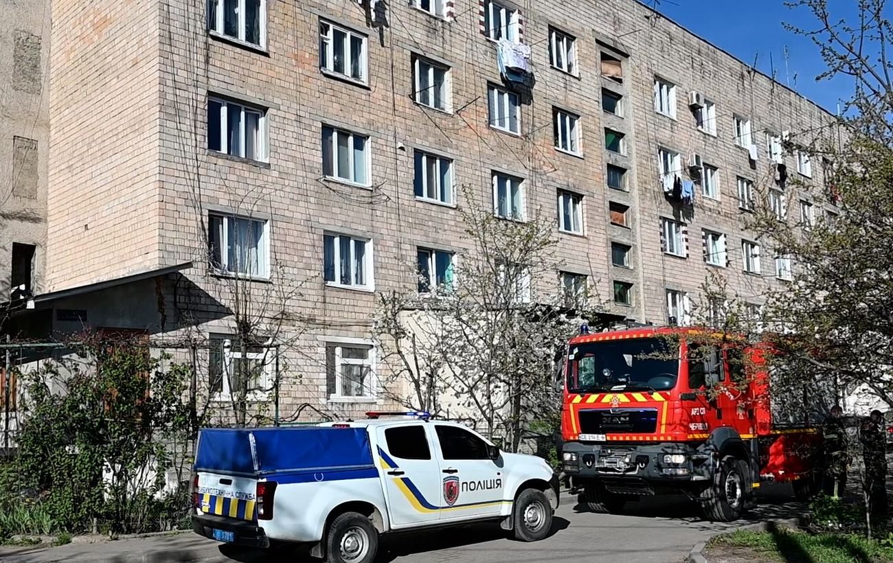 В Черновцах мужчина подорвал гранату в квартире, его госпитализировали.  Читайте на UKR.NET