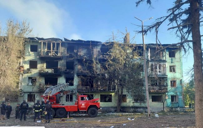 Окупанти вдарили по будинках у Добропіллі, почались пожежі, сім поранених