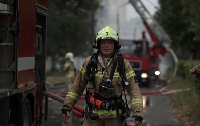 У Києві горить п'ятиповерхівка (фото, відео)