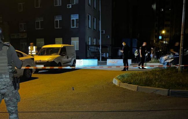 В Киеве мужчина взорвал гранату: повреждено 11 автомобилей (фото)