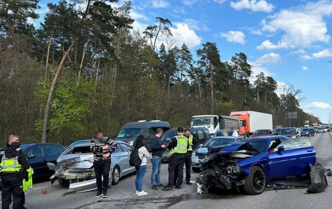 В Киеве произошло ДТП на Бориспольском шоссе: движение затруднено