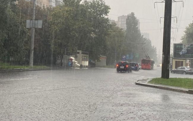 Люди на дахах авто та затоплені вулиці. Одесу накрила сильна злива