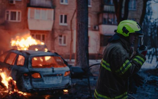 Майже 200 рятувальників та десятки техніки. У Києві завершили роботи після обстрілу