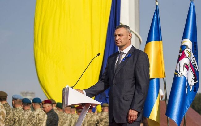 В Киеве Кличко поднял главный флаг Украины