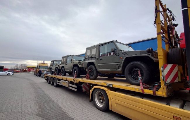 Японія передала українським військовим кілька автомобілів (фото)