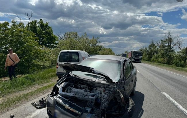 Біля Коблева сталася ДТП із п'ятьма постраждалими, один автомобіль спалахнув (фото)