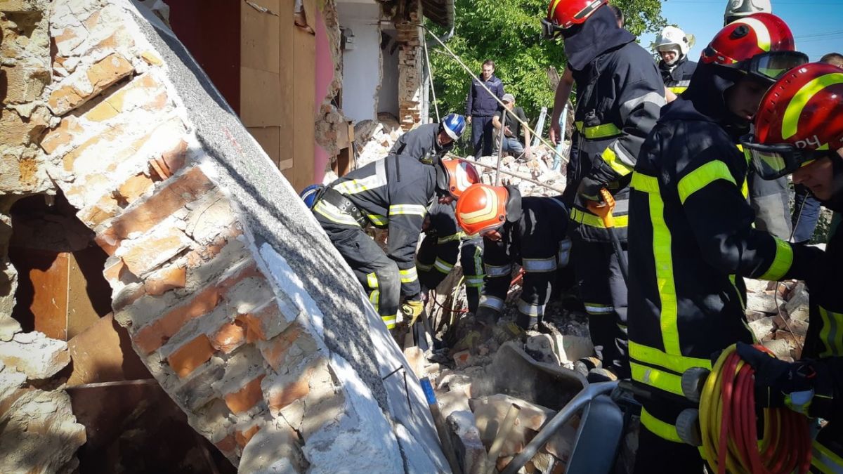 Дом обрушился во Львовской области - из-под завалов достали тело ребенка |  РБК Украина