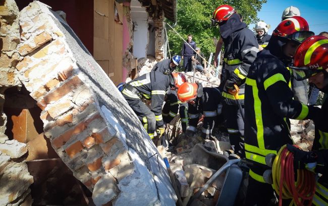 Во Львовской области обвалилась часть дома: из-под завалов достали тело ребенка