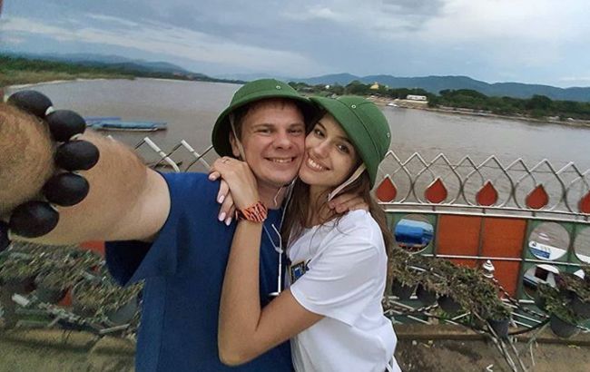 Спізнювалися на літак: Комаров розкрив деталі яскравої поїздки з коханою в Таїланд