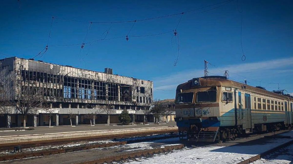 Оккупанты уничтожили железнодорожный вокзал в Мариуполе | РБК Украина