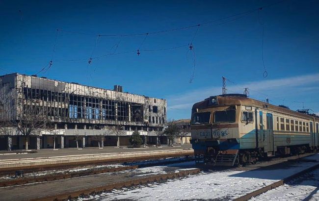 Російські окупанти повністю знищили залізничний вокзал в Маріуполі (фото)