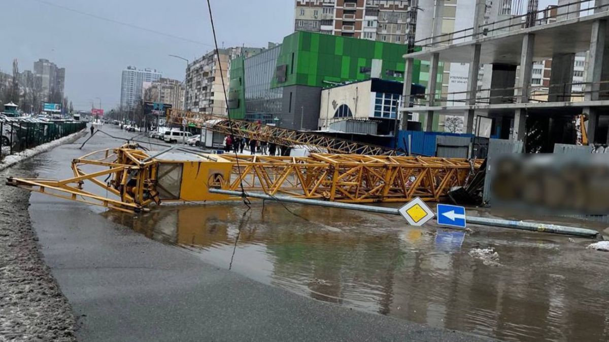 В Киеве упал строительный кран и повредил трубопровод, затопило улицу | РБК  Украина