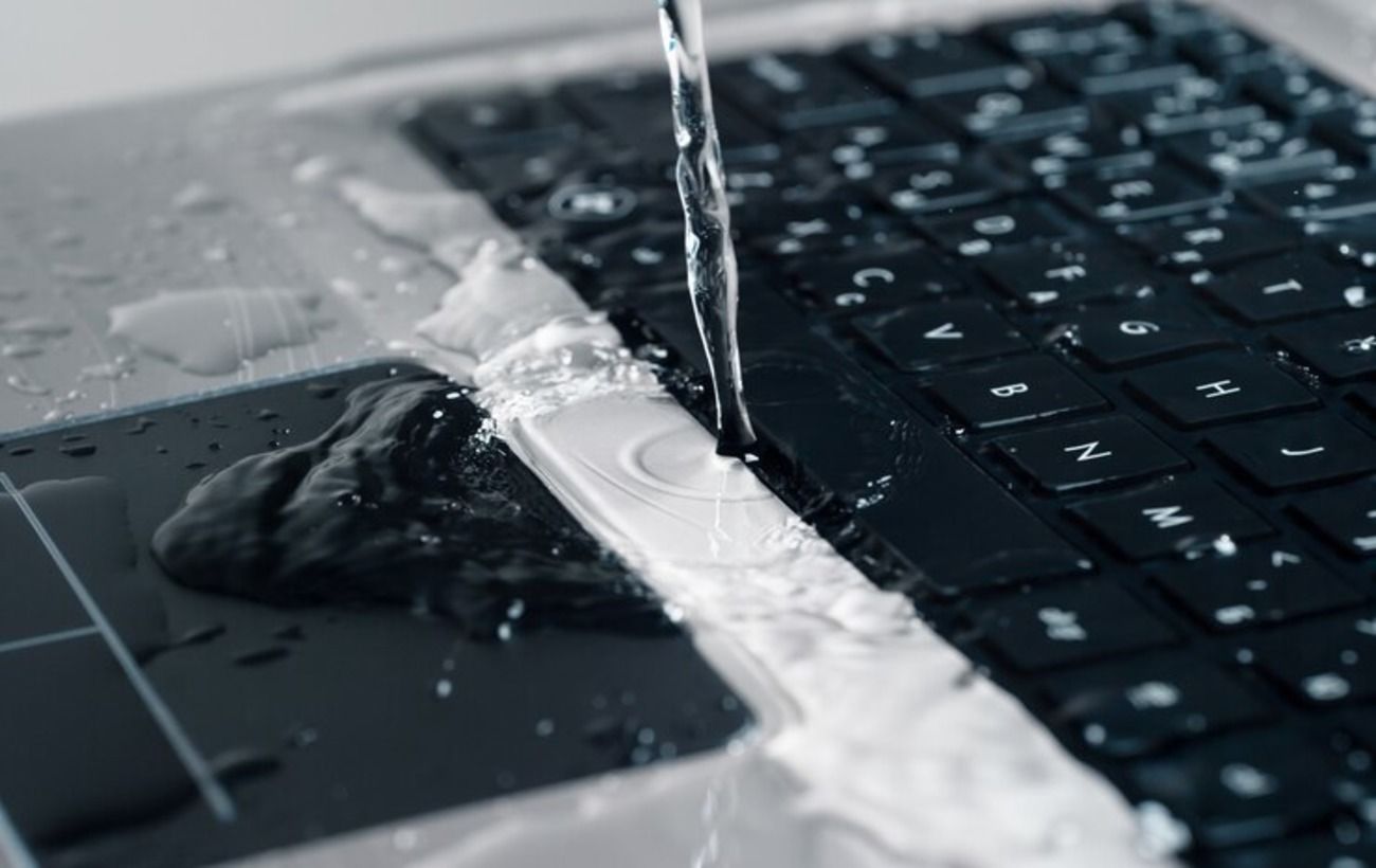 Что делать, если капнула вода на клавиатуру ноутбука: срочные действия и рекомендации