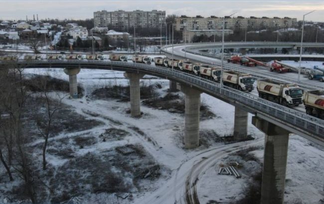 У Запоріжжі 30 заповнених вантажівок перевірили новий вантовий міст