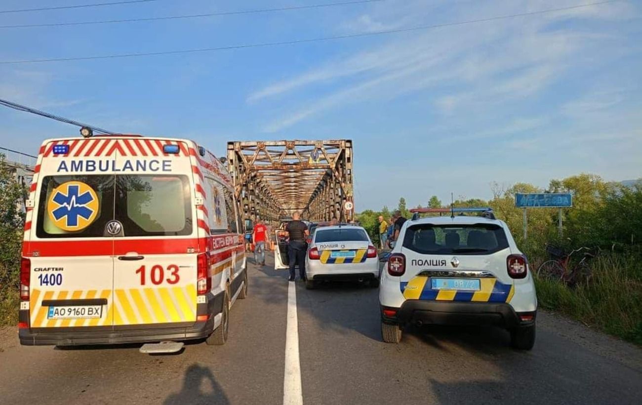 Bridge Collapse in Transcarpathia: Vehicles Plunge into River, Multiple Injuries Reported