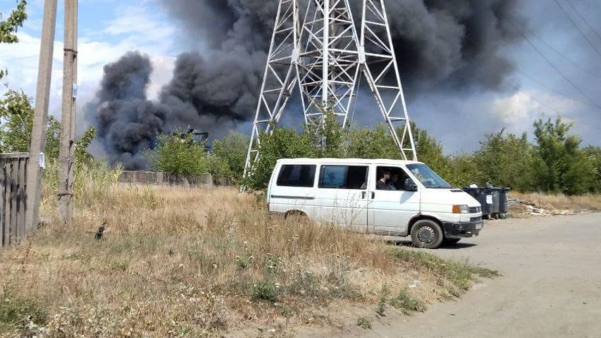 Пожар возле военной базы в оккупированном Мариуполе: в сети показали видео