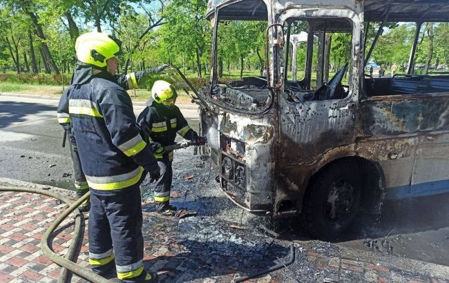 У Києві на ходу спалахнув автобус (фото)