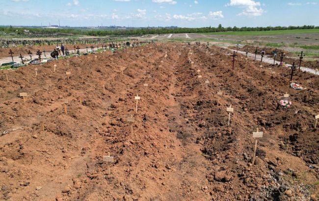 Ховають у траншеях. Нове фото масового поховання під Маріуполем