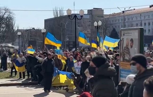 Розганяли мирні мітинги у Херсоні: 14 російським військовим оголосили підозри