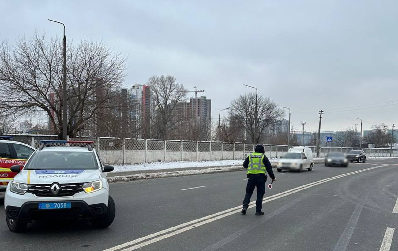 Автомойщица за деньги помыла языком хуй в машине и раздвинула пизду для глубокого траха