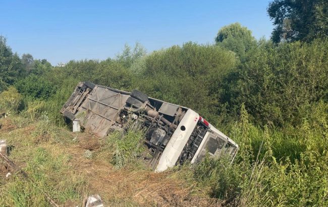 У Тернопільській області перекинувся автобус з прочанами: багато постраждалих (фото)