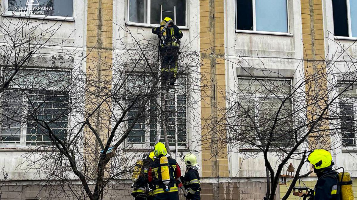 В Великом Новгороде огнеборцы ликвидировали пожар в школе №23