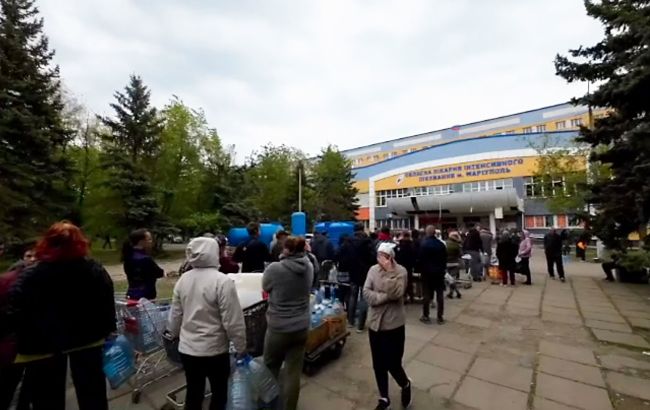 На всех не хватает. В Мариуполе - огромные очереди за питьевой водой