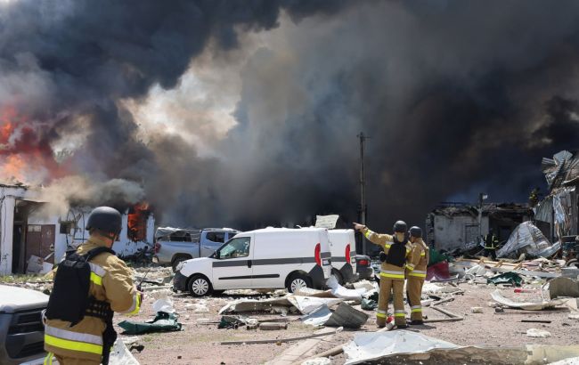 Пожежа на СТО та постраждалі. З'явилися фото наслідків удару по Миколаєву