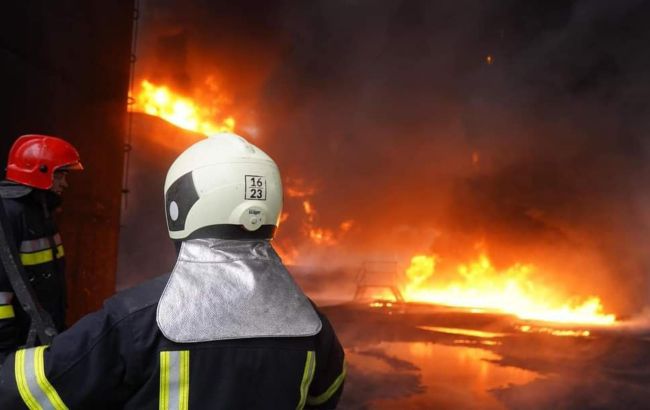 Пожары тушили 150 человек. В ГСЧС рассказали подробности обстрелов под Винницей и Полтавой