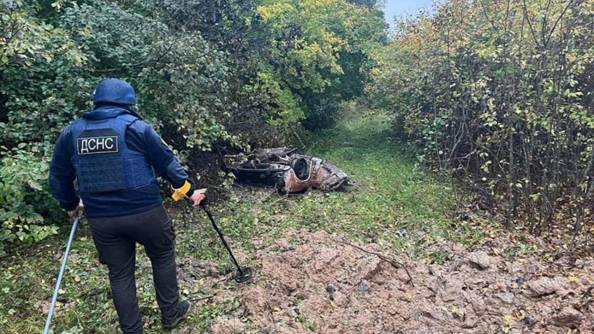 Автомобиль с 4 людьми подорвался на мине в Черниговской области 2 октября |  РБК Украина