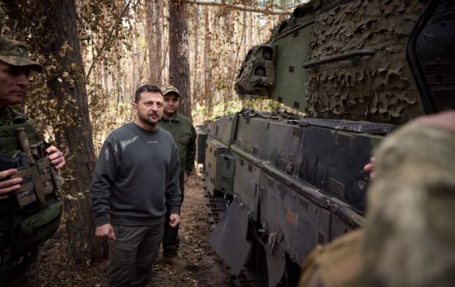 Під час поїздки на фронт Зеленський оглянув танки Leopard 2 та БМП CV-90, які брали участь у боях