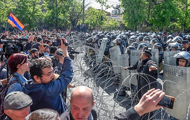 Протести у Вірменії: опозиція оголосила про початок оксамитової революції