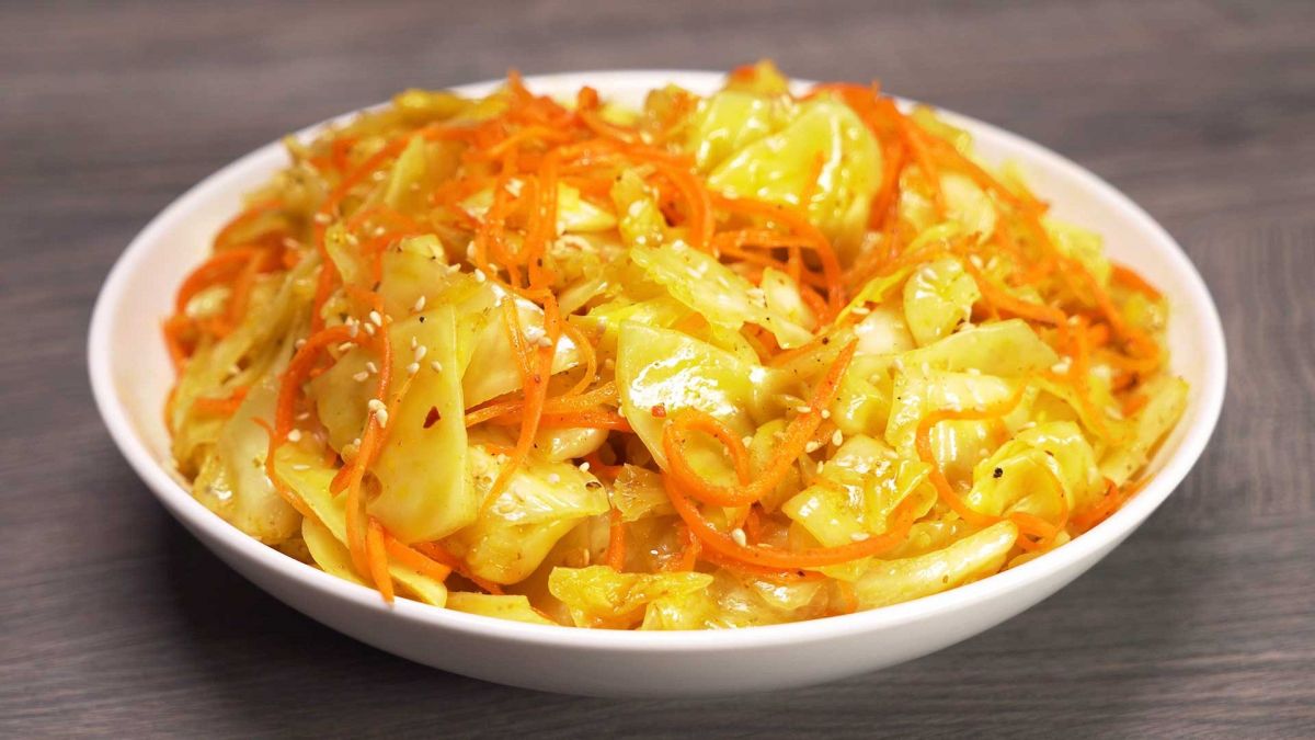 Салат из капусты с корейской морковью и яблоками