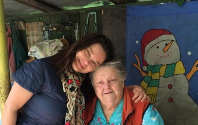 Через онуку: 94-річна бабуся Корольової залишає Україну