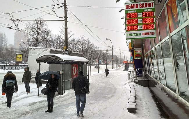 Наличный курс доллара в продаже понизился до 27,66 гривен