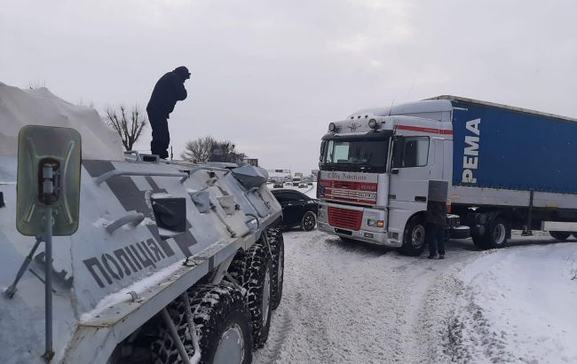 На украинско-польской границе перестали пропускать грузовики и автобусы: в чем причина