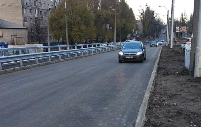 В Киеве завтра перекроют движение на Комарова из-за ремонта путепровода