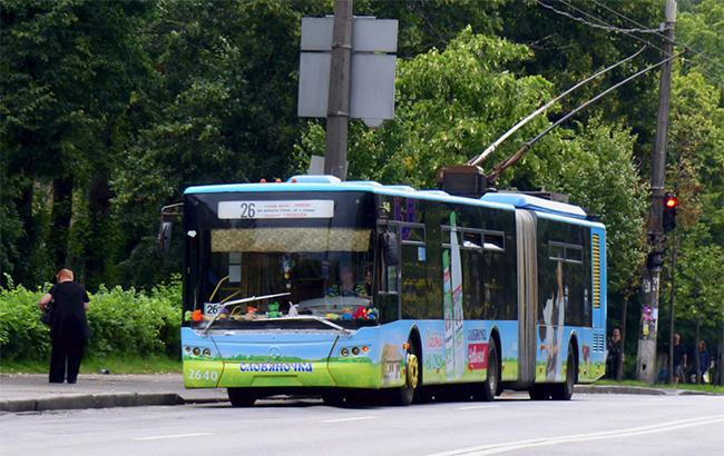 У Києві тролейбус на швидкості врізався в житловий будинок