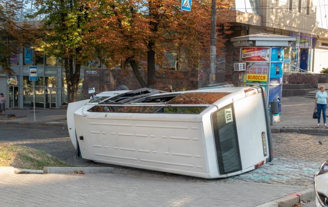 В центре Днепра перевернулась маршрутка с пассажирами, есть пострадавшие