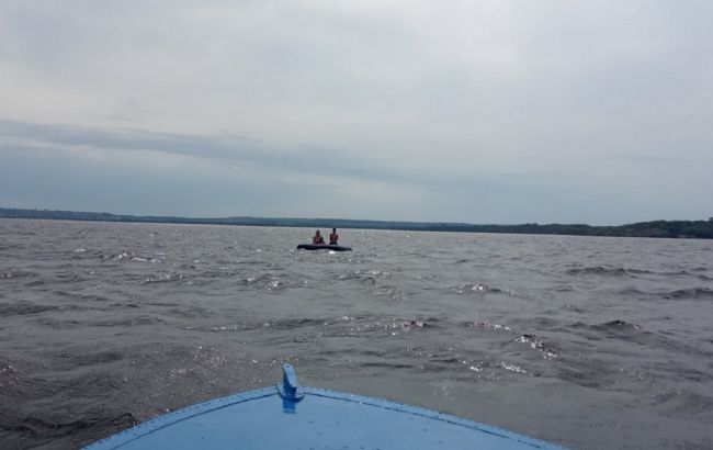 Жінку з дитиною на матраці віднесло на 1,5 км від берега Дніпра