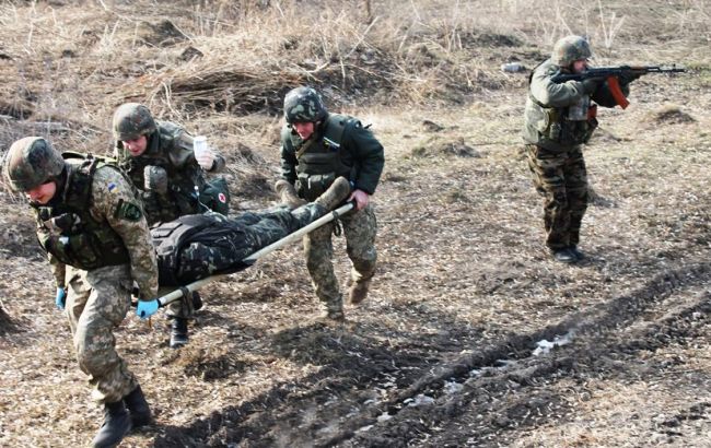 На Донбасі шість порушень "тиші", отримав поранення військовий санітар